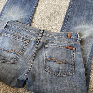 Ett par jätte snygga låg midjade 7 jeans. Köpta här på Plick och jeansen är för stora för mig (därför lånade bilder) skriv vid frågor🩷