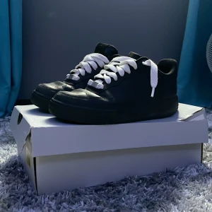 Air force 1 - Säljer mina air force 1, skick 8/10 nypris 1350 på Zalando, använda sparsamt. Pris kan diskuteras vid snabb affär har även suttit på vita snören då jag tyckte det blev snyggare