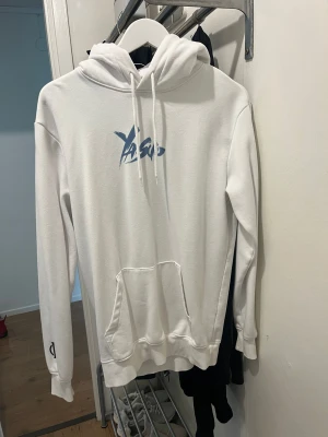 Hoodie - En vitt Hoodie med cool anime tryck på ryggen. Använd minst 5 gånger. Storlek S. Pris kan diskuteras! 