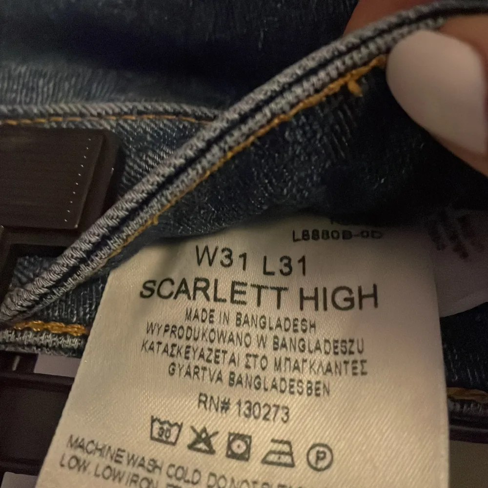 Snygga blåa jeans från Lee i modellen Scarlett i storlek 31/31. Sparsamt använda sitter snyggt på! En lite mörkare blåfärg. Jeans & Byxor.