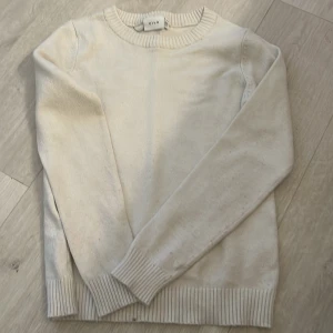 Vit stickad tröja - Säljer denna då den inte används mer❤️ nypris: 329 kr