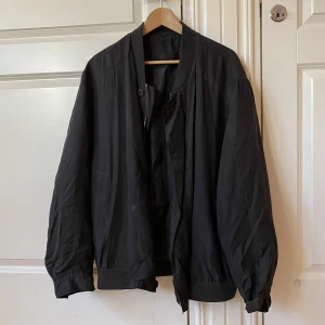 Svart bomberjacka  - Snygg svart bomberjacka i bra skick. Har klippt bort vadering som satt vid axlarna så den sitter bättre.