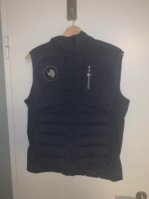Sail Racing väst  - Säljer min Sail racing väst. Köptes för 2000 kr men jag säljer den för 850 kr. Skick på västen är 10/10. Storleken är S. Vid eventuella frågor är det bara att kontakta mig! 