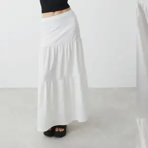 Säljer denna trendiga kjol från ginatricot då ja kände att det inte riktigt va min stil. Använd endast en gång. Köparen står för frakten🥰
