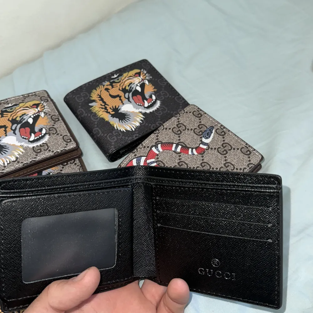 Helt nya och oanvända 1:1 Gucci plånböcker i olika färger 400kr/st . Väskor.