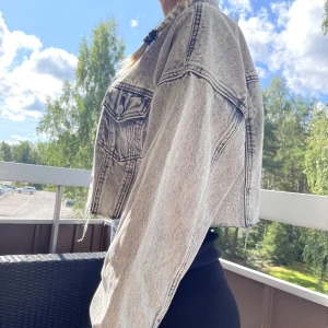 Jeansjacka  - Kort ljusgrå jeansjacka med prislappen kvar🤍 jättefin till en klänning!🌸💕köpt i USA