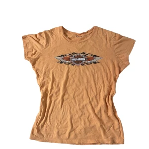 Harley davidson t-shirt - Harley davidson t-shirt. Står ingen storlek sitter som en S-M. Kontakta vid intresse <3
