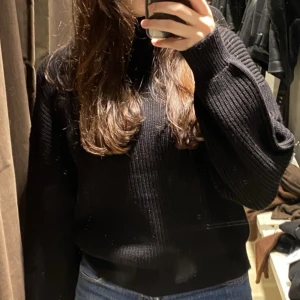 Svart polo  - Stickad svart polo från Zara. Använd några gånger 