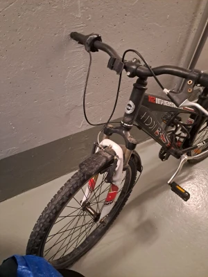 Cyckel - En cyckel som har vart oanvänd ett väldigt långt tag men funkar som vanligt. Bra och användbar. Pris kan också diskuteras.