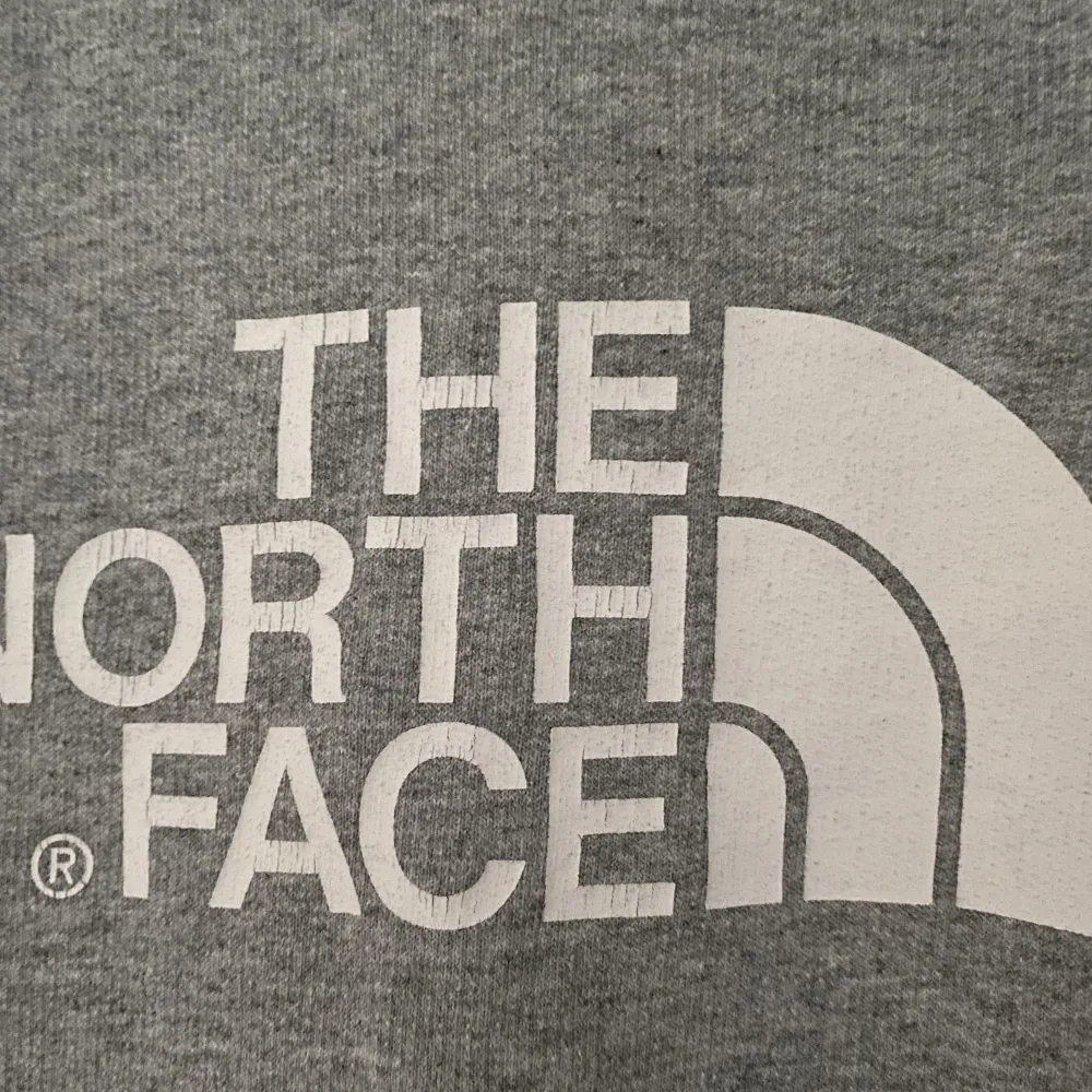 Säljer min Northface hoodie då den är lite för liten och att jag inte använder den längre. Den har några defekter som på bilden och är i storlek XS. Köparen står för frakten och jag står INTE för postens slarv.. Hoodies.
