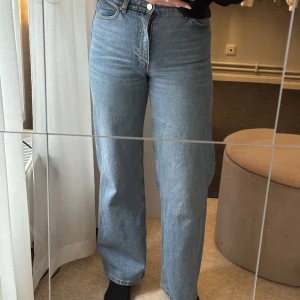 MONKI jeans  - Högmidjade blåa jeans från MONKEI. Storlek S. Fri från skador och knappt använda☺️