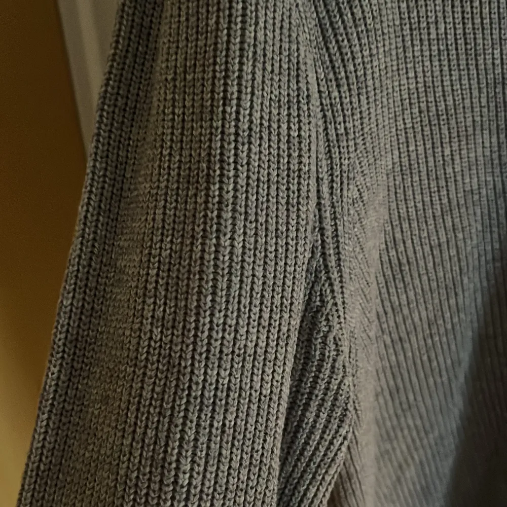 En vanlig grå stickad halfzip tröja i mycket fint skick. Ett oemotståndligt pris för denna halfzip som man inte får missa. Vid fler bilder eller frågor kontakta. Stickat.