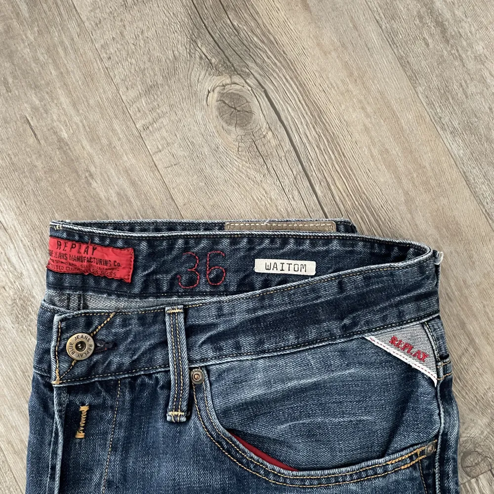 säljer nu ett par riktigt sjyssta Replat jeans som är i ett toppen skick. Storleken är 36 men passar dom som har storlek 35 också. Bara att skriva ifall ni har några funderingar!. Jeans & Byxor.