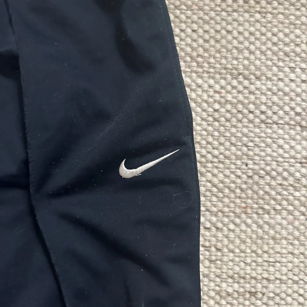 Mörkblåa Nike bycksor, som går att knyta i midjan. . Jeans & Byxor.