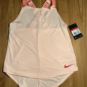 Träningslinne - Träningslinne från Nike, aldrig använt. Storlek large men är ganska litet i storleken