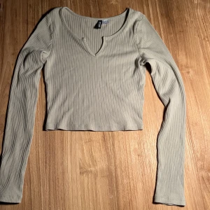 Grön tröja från H&M - Grön kort tröja från H&M, säljer pga att den inte kommer till användning. 