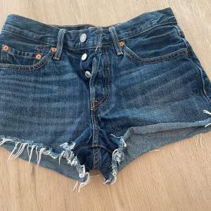 Levis jeansshorts använda ett fåtal ggr. De är som nya. 