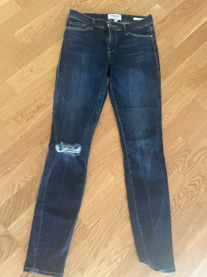 Frame Jeans - Helt oanvända jeans i storlek 25 Nypris 1500kr Pris kan diskuteras 