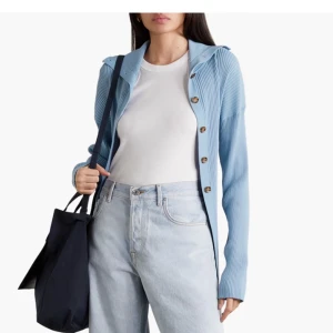 Holzweiler tröja - Superfin kofta från märket Holzweiler i oanvänt skick! Nypris: 2300kr. Finns extraknapp på lappen i tröjan. Kom m d prisförslag så ser vi om jag godkänner! :)