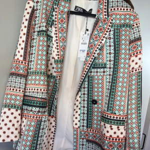 Zara kavaj - Nypris 599, lappen kvar. Mönstrad kavaj i strl S.