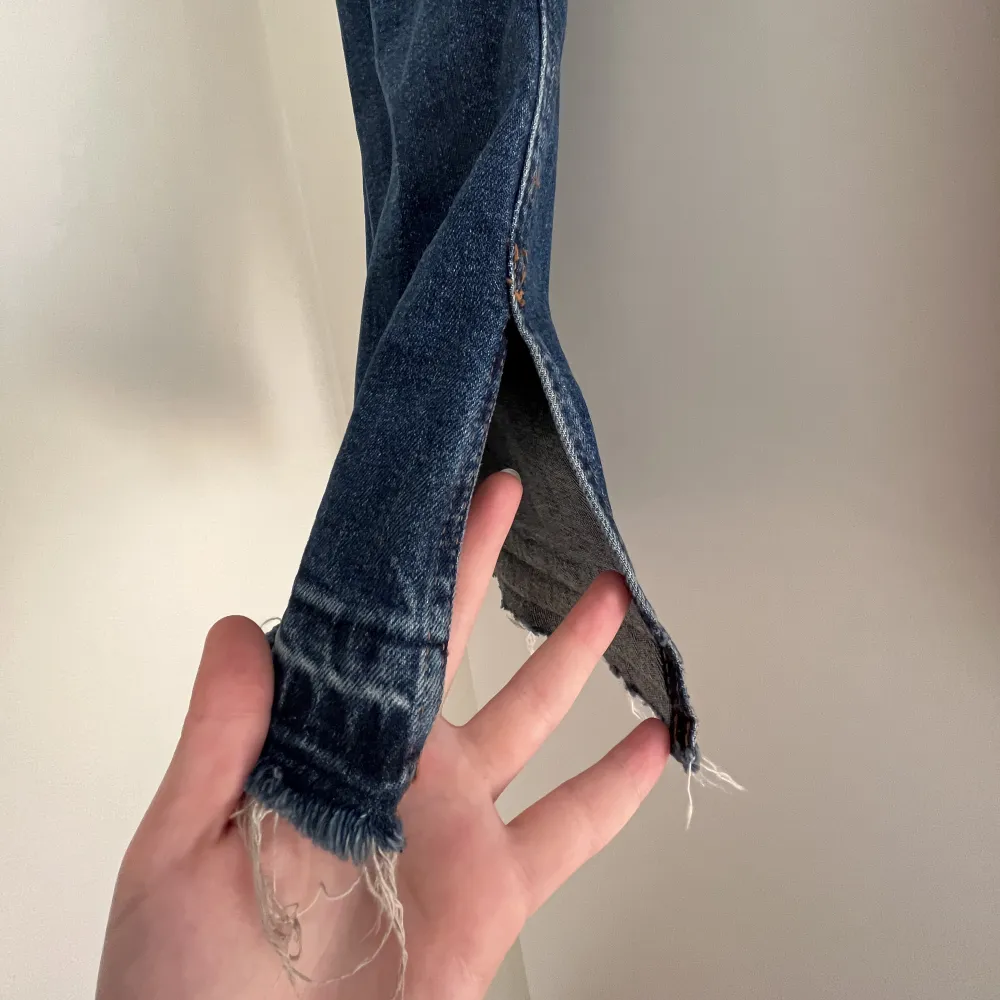 Säljer dessa jeans med snygg fickor framtill och slits längst ner. De är i storlek 38 men är ganska små, därav säljer jag dem. Köparen står för frakt💙💙. Jeans & Byxor.