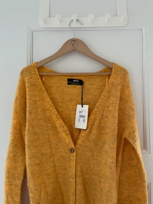 ny mohair lång cardigan - en lång stickad mohair blend cardigan från bikbok! oanvänd med prislapp kvar, ordinarie pris 399kr