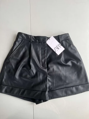 ZARA LÄDER SHORTS - Säljer mina helt nya zara shorts med lappen kvar. Storleken är XS och de är så snygga! 🌟🫶 De är också svåra att få tag i då de är mycket populära.