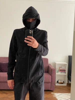 Filippa K Balaclava zip-up hoodie  - Filippa K zipup hoodie med inbyggd ansiktsmask Använd ett fåtal gånger. Som ny! Nypris 1900