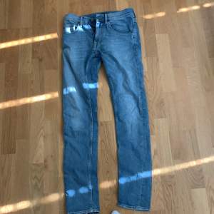 Ett par tiger of Sweden jeans helt okej nya storlek 28 32 pris kan diskuteras ny pris är 1700