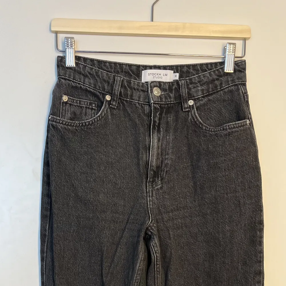Supersnygga jeans i nyskick från märket Stockh lm. Rakmodell i gråtvätt.  Nyckick, säljer då det inte passar mig. Nypris: 799kr. Jeans & Byxor.