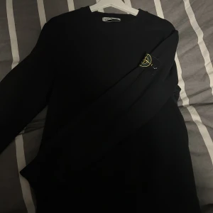 Stone island sweatshirt - Säljer nu min Stone island tröja då den tyvärr är för liten. Välanvänd men otroligt varsamt använd.  Nypris ~ runt 2000kr 