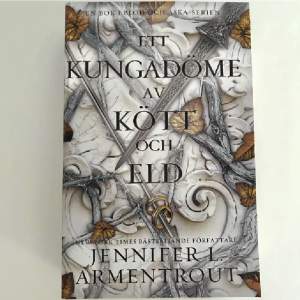 Ett kungadöme av kött och eld av Jennifer L. Armentrout (På svenska). Andra boken i ur blod och aska serien. Inga skador på boken, inte ens öppnad. Säljer pga att jag råkade köpa två. Köpt för 259kr