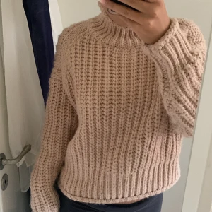 Tröja -  Jag säljer min tröja av anledningen att den inte kommer till användning. Jag har använt en max två gånger, alltså den är i fint skick 💗