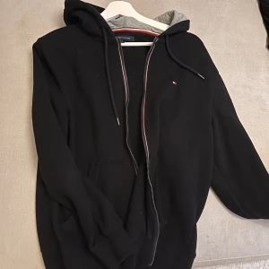 Tommy Hilfiger hoodie  - Svart Tommy Hilfiger hoodie i storlek M mansstorlek. Fint skick! Inga fel 