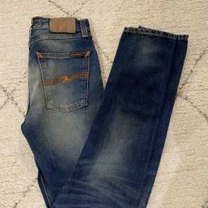 Nudie jeans - Nudie jeans| skick 8/10 använda några gånger inga defekter| strl 26:32| nypris: 1500 vårt pris: 500| hör av dig vid frågor eller funderingar🤗