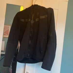 Nike tech svart - Br skick förutom att den ht ett jätte litet hål🫶🏻