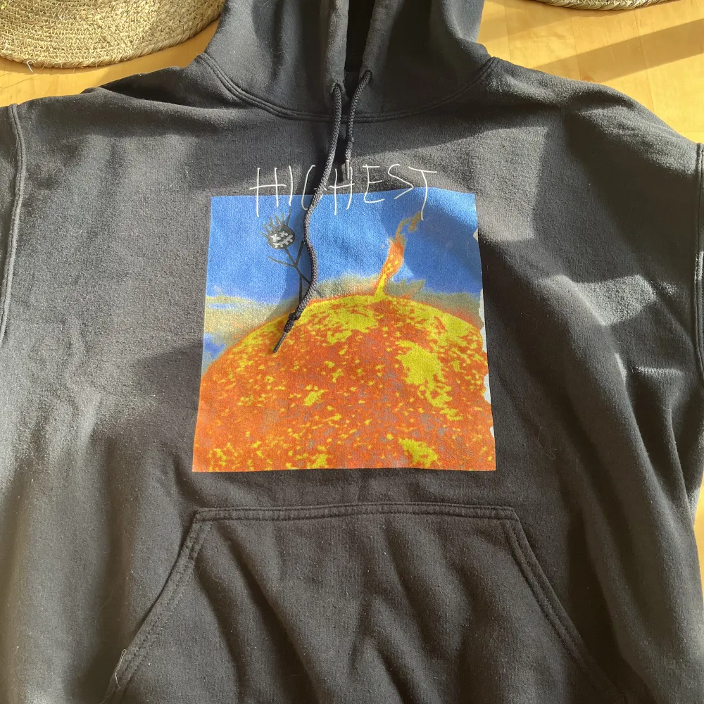 Hoodie från släppet av ”highest in the room” i storlek M inga skador på tröjan och har även kvitto!. Hoodies.