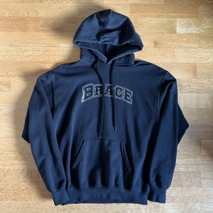 Brace hoodie - Hoodie från Brace med stenar. Storlek M