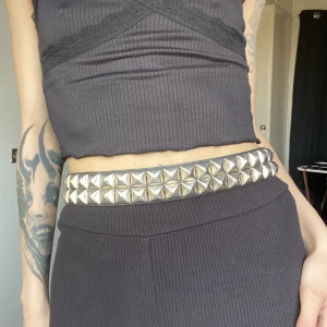 Nitbälte - Nitbälte jag har gjort kortare så man kan ha den runt magen/midjan. Skitsnyggt till en svart klänning!