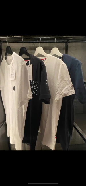 Moncler T-shirts - Alla helt nya blandat S och M 350kr T-shirten 