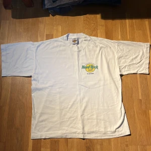 Hard rock café T-shirt - Hard rock café t-shirt med tryck på bröstet och ryggen. Storlek: L Fit: baggy/boxy