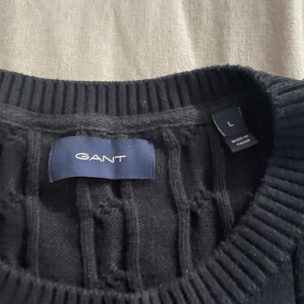 Säljer nu min stickade Gant tröja. Det är en mörkblå stickad tröja från Gant och har sjukt bra passform, men har tyvärr vuxit ur den själv. . Stickat.