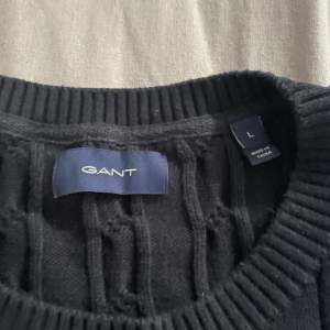 Säljer nu min stickade Gant tröja. Det är en mörkblå stickad tröja från Gant och har sjukt bra passform, men har tyvärr vuxit ur den själv. 