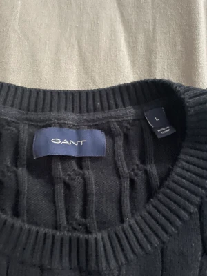 Stickad Gant tröja - Säljer nu min stickade Gant tröja. Det är en mörkblå stickad tröja från Gant och har sjukt bra passform, men har tyvärr vuxit ur den själv. 