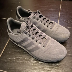 LA Trainers Adidas Skor - LA Trainers Adidas skor. Knappt använda och är i jättebra skick. Skriv gärna om de är några frågor. 