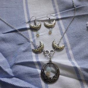 Mån smycken - Vackert smyckeset med månmotiv och pärlor.