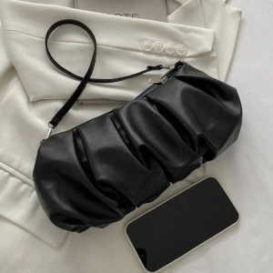 Väska  - Säljer denna väska från Shein🖤