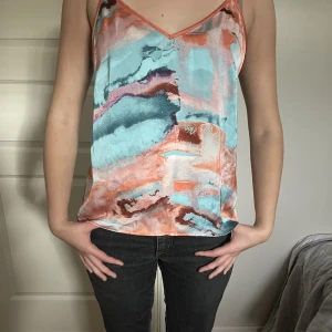 Topp - Söt topp i strlk M  lös passform på mig som har s/m