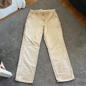 Carhartt Cardinals - Riiiiiktigt nice carhartts med en bra sunfade. De har en vintage look och själva taggen på baksidan är i jättebra skick. 