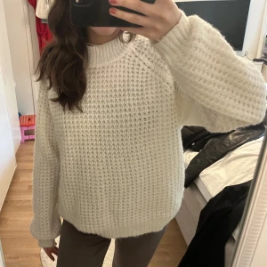 Stickad tröja  - Super skön och varm stickad tröja. Använd fåtal gånger förra vintern men annars i bra skick! Storlek S men ganska oversized